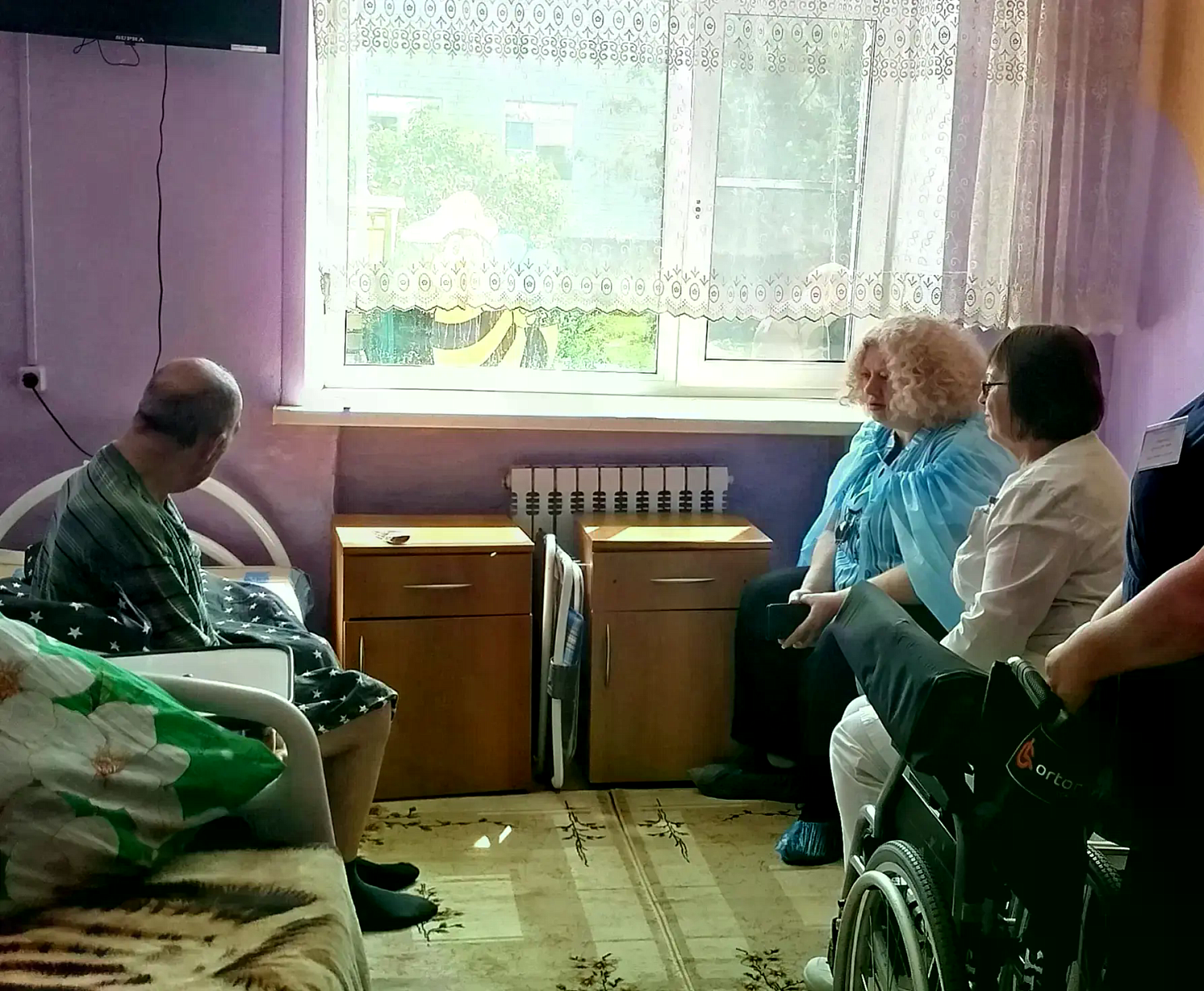 СПЕЦИАЛИСТАМИ ОТМЕЧЕНО, ЧТО В УЧРЕЖДЕНИЯХ ПРОДОЛЖЕНА РАБОТА ПО СОЗДАНИЮ УЮТНОЙ, КОМФОРТНОЙ ДОМАШНЕЙ ОБСТАНОВКИ. БОЛЬШОЕ ВНИМАНИЕ УДЕЛЯЕТСЯ ОРГАНИЗАЦИИ ДОСУГОВОЙ ДЕЯТЕЛЬНОСТИ И ФИЗИЧЕСКОЙ АКТИВНОСТИ ПРОЖИВАЮЩИХ
